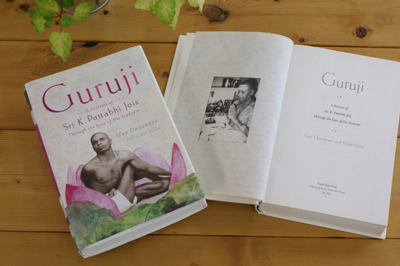 アシュタンガヨガの創始者である、 シュリ・K・パッタビ・ジョイスの教えを今に伝える貴重な１冊 『Guruji（グルジ）』を翻訳出版
